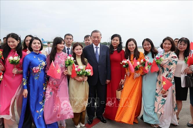 Cán bộ, nhân viên Tổng Lãnh sự quán Việt Nam tại Quảng Châu tiễn Tổng Bí thư, Chủ tịch nước Tô Lâm và Phu nhân tại Sân bay quốc tế Bạch Vân. Ảnh: Trí Dũng – TTXVN