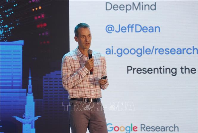 Jeff Dean, Google’s Chief Scientist and co-founder of Google Brain, Google Translate, Gemini, and many other technology products that have helped Google dominate the global technology industry, speaks at the summit. VNA Photo: Thu Hương