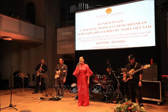 Vietnamese popular singer My Linh performs at the event. VNA Photo: Anh Hiển
