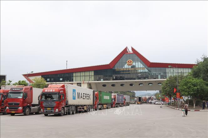 Cargo trucks queue up for customs clearance at the Huu Nghi International Border Gate in Lang Son province. VNA Photo: Quang Duy