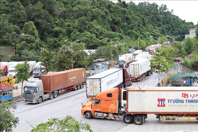 Cargo trucks at the Huu Nghi International Border Gate in Lang Son province. VNA Photo: Quang Duy