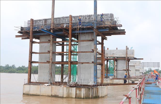 Theo Ban quản lý dự án 85 (Bộ GTVT), các đơn vị phấn đấu cơ bản hoàn thành kết cấu nhịp cầu Đại Ngãi 2 vào tháng 5/2025. Ảnh: Tuấn Phi - TTXVN