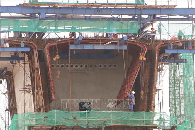 Theo Ban quản lý dự án 85 (Bộ GTVT) cầu Đại Ngãi 2, tiến độ thi công dự án đến nay đạt 50%, vượt 8% so kế hoạch và dự kiến bắt đầu lắp dầm vào tháng 11/2024. Ảnh: Tuấn Phi - TTXVN
