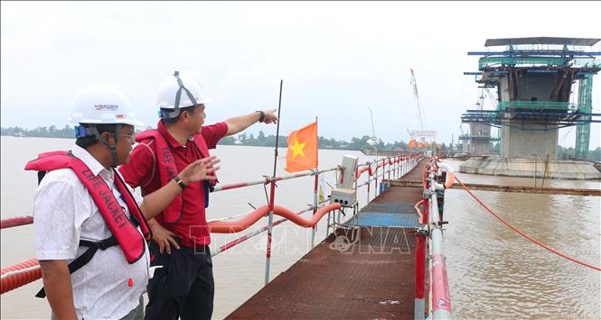 Nhà thầu và đơn vị giám sát trực tiếp chỉ đạo thi công trên công trường cầu Đại Ngãi 2 tai Sóc Trăng. Ảnh: Tuấn Phi - TTXVN