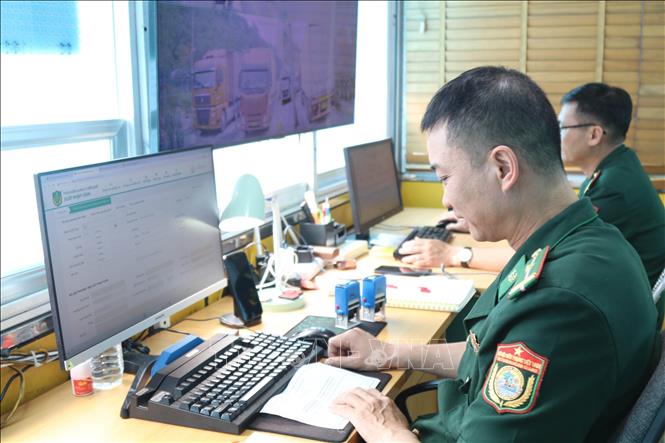 Customs clearance procedures are processed at the Huu Nghi International Border Gate in Lang Son province. VNA Photo: Quang Duy 
