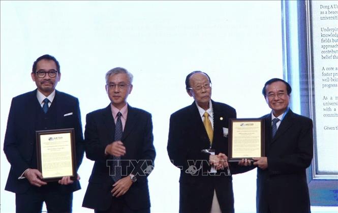 ARTDO trao giải “Nhân sự HRD Excellence Award 2024” cho các tổ chức và cá nhân có đóng góp xuất sắc trong lĩnh vực đào tạo, phát triển nguồn nhân lực quốc tế.  Ảnh: Văn Dũng- TTXVN