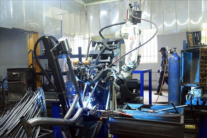 Robot hàn khung tự động. Ảnh: Tuấn Anh - TTXVN