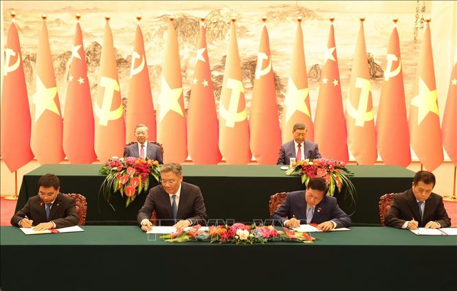 Tổng Bí thư, Chủ tịch nước Tô Lâm và Tổng Bí thư, Chủ tịch nước Trung Quốc Tập Cận Bình chứng kiến Lễ ký các văn kiện hợp tác giữa hai nước. Ảnh: Trí Dũng – TTXVN