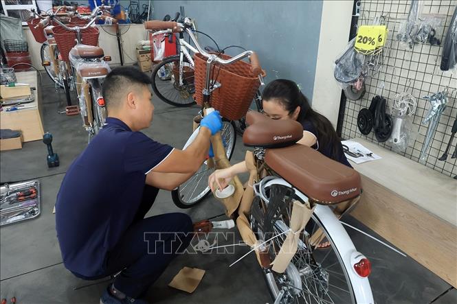 Nhân viên công ty Cổ phần Thống Nhất đóng gói sản phẩm trước khi chuyển cho khách hàng. Ảnh: Tuấn Anh - TTXVN