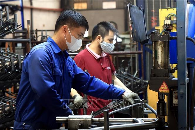 Công đoạn cân chỉnh uốn khung xe. Ảnh: Tuấn Anh - TTXVN