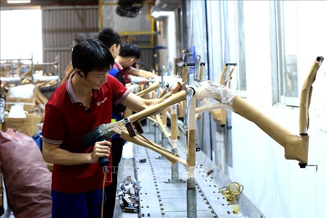 Dây chuyền lắp ráp các bộ phận, chi tiết vào khung xe. Ảnh: Tuấn Anh - TTXVN
