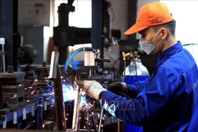 Hàn nối các chi tiết trên khung xe. Ảnh: Tuấn Anh - TTXVN