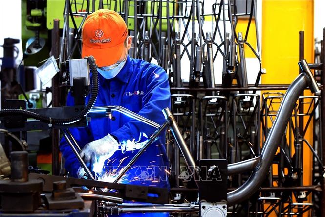 Hàn nối các chi tiết tạo khung xe đạp. Ảnh: Tuấn Anh - TTXVN