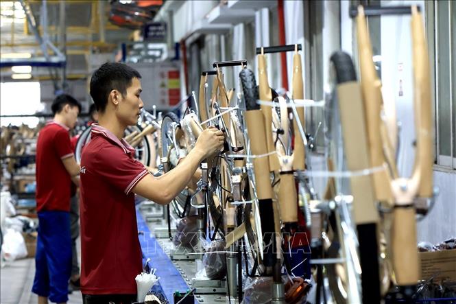 Dây chuyền lắp ráp các bộ phận, chi tiết xe. Ảnh: Tuấn Anh - TTXVN