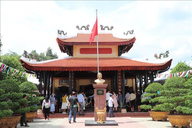 Du khách tham quan Đền thờ Anh hùng dân tộc Trương Định – Di tích lịch sử Quốc gia đặc biệt tại xã Gia Thuận (Gò Công Đông, Tiền Giang). Ảnh: Minh Trí - TTXVN