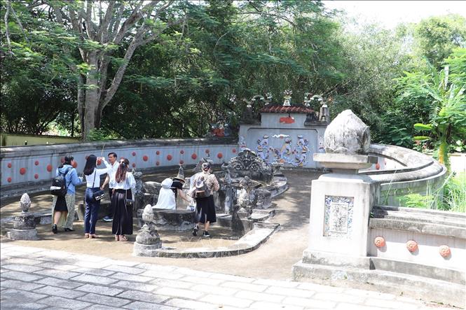 Du khách tham quan Lăng Hoàng gia, nơi an nghỉ của Đức Quốc công Phạm Đăng Hưng, thân phụ Hoàng Thái hậu Từ Dũ tại thành phố Gò Công (Tiền Giang). Ảnh: Minh Trí - TTXVN