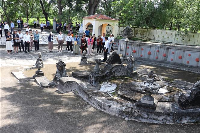 Du khách tham quan Lăng Hoàng gia, nơi an nghỉ của Đức Quốc công Phạm Đăng Hưng, thân phụ Hoàng Thái hậu Từ Dũ tại thành phố Gò Công (Tiền Giang). Ảnh: Minh Trí - TTXVN