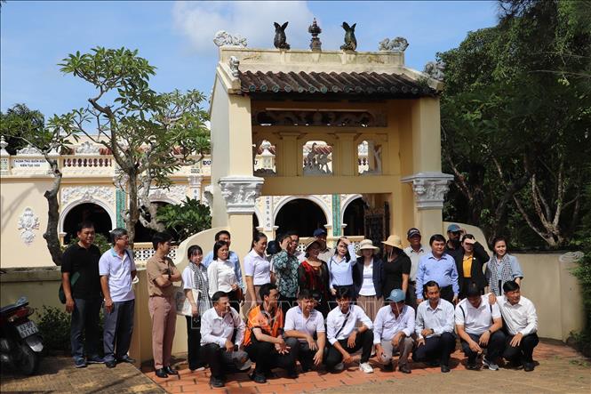 Du khách chụp ảnh lưu niệm tại khu Lăng Hoàng gia, nơi thờ Đức Quốc công Phạm Đăng Hưng, thân phụ Hoàng Thái hậu Từ Dũ tại thành phố Gò Công (Tiền Giang). Ảnh: Minh Trí - TTXVN