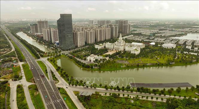 Hiện nay, trên địa bàn huyện Gia Lâm có tốc độ đô thị hóa nhanh, các tuyến đường được mở rộng, xây dựng mới làm thay đổi cơ bản diện mạo của huyện với nhiều khu đô thị (KĐT) được hình thành; KĐT Đặng Xá, KĐT Trâu Quỳ và KĐT Vinhomes Ocean Park Gia Lâm. Ảnh: Vũ Sinh - TTXVN