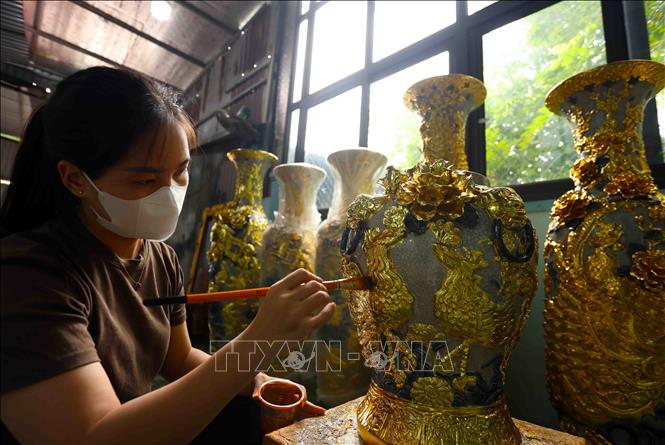 Làng nghề truyền thống Kiêu Kỵ, là làng duy nhất ở Việt Nam chuyên làm dát vàng, bạc, quỳ. Ảnh: Vũ Sinh - TTXVN