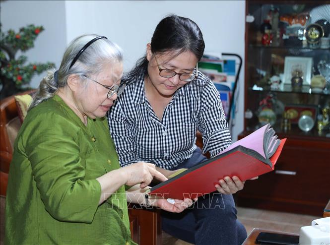 Thầy thuốc nhân dân, giáo sư, tiến sĩ Huỳnh Thị Phương Liên (bên trái) không ngừng nghiên cứu, sáng tạo, cống hiến tài năng cho ngành y khi đã ngoài 80 tuổi. Ảnh: Trọng Đức - TTXVN