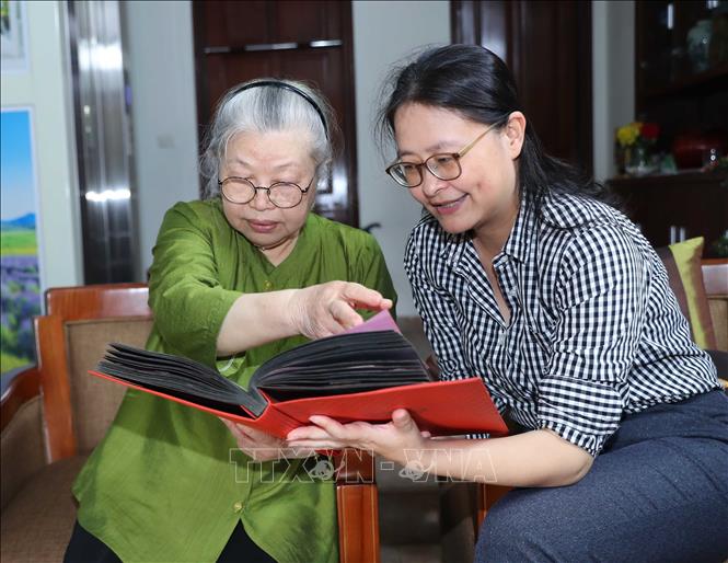 Thầy thuốc nhân dân, giáo sư, tiến sĩ Huỳnh Thị Phương Liên (bên trái) không ngừng nghiên cứu, sáng tạo, cống hiến tài năng cho ngành y khi đã ngoài 80 tuổi. Ảnh: Trọng Đức - TTXVN