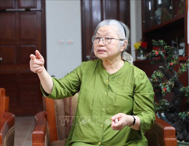 Thầy thuốc nhân dân, giáo sư, tiến sĩ Huỳnh Thị Phương Liên (bên trái) không ngừng nghiên cứu, sáng tạo, cống hiến tài năng cho ngành y khi đã ngoài 80 tuổi. Ảnh: Trọng Đức - TTXVN