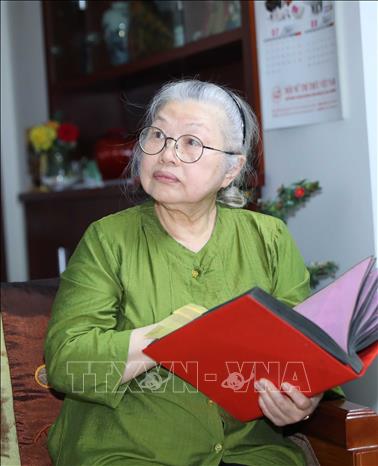 Thầy thuốc nhân dân, giáo sư, tiến sĩ Huỳnh Thị Phương Liên (bên trái) không ngừng nghiên cứu, sáng tạo, cống hiến tài năng cho ngành y khi đã ngoài 80 tuổi. Ảnh: Trọng Đức - TTXVN