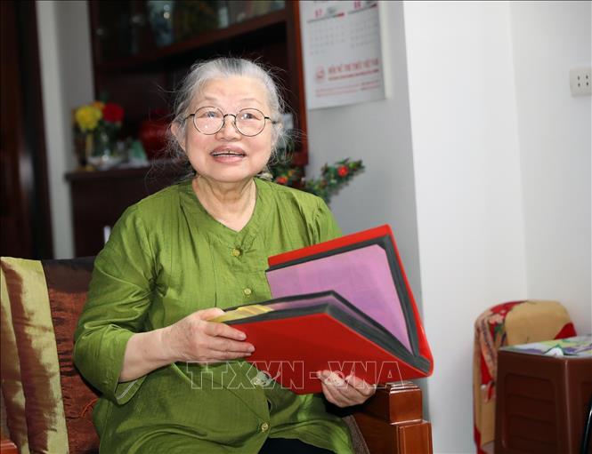 Thầy thuốc nhân dân, giáo sư, tiến sĩ Huỳnh Thị Phương Liên (bên trái) không ngừng nghiên cứu, sáng tạo, cống hiến tài năng cho ngành y khi đã ngoài 80 tuổi. Ảnh: Trọng Đức - TTXVN