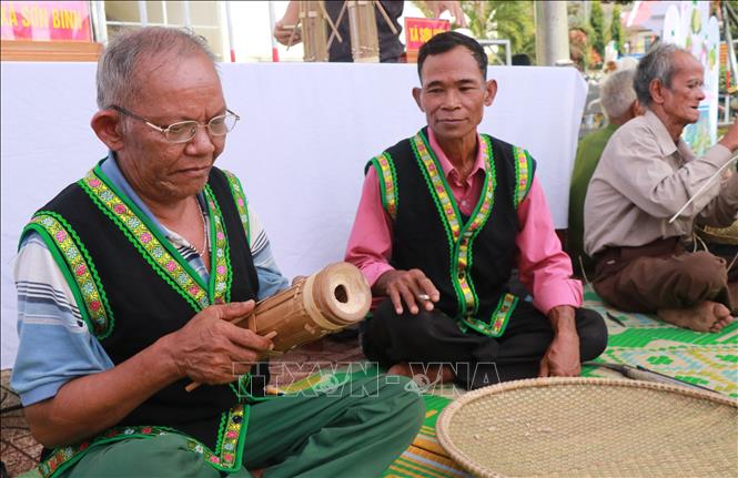  Già làng Mấu Xuân Điệp ở thôn Tà Nịa, xã Sơn Trung, huyện Khánh Sơn) chế tác đàn Chapi. Ảnh: Phan Sáu - TTXVN