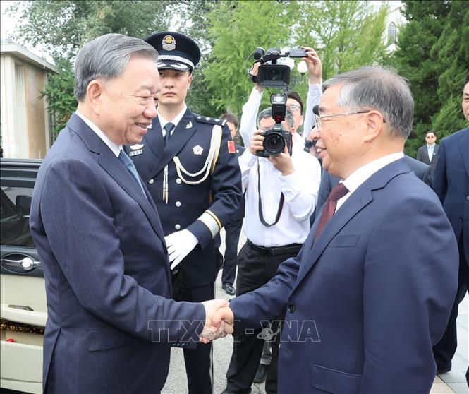 Li Shulei, Politburo member, Secretary of the Communist Party of China Central Committee’s Secretariat, head of the Publicity Department of the CPC Central Committee and leader of CPC’s Central Party School welcomes Party General Secretary and President To Lam. VNA Photo: Trí Dũng