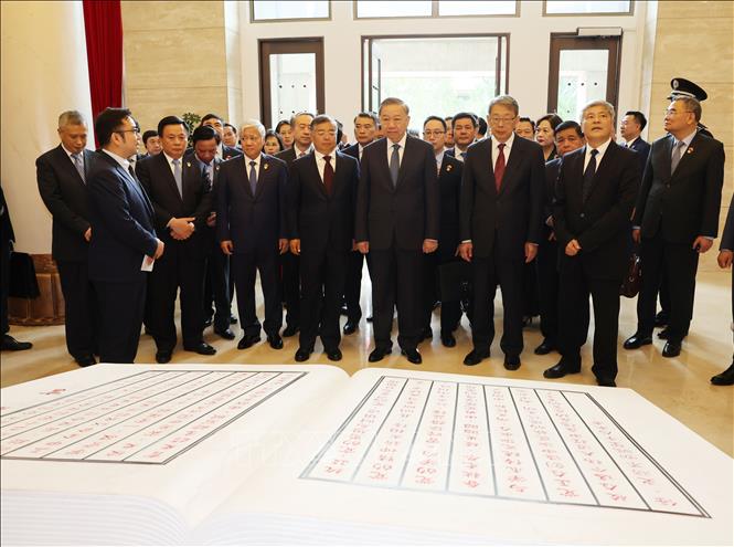 Party General Secretary and President To Lam visits the Central Party School of the Communist Party of China in Beijing on August 20. VNA Photo: Trí Dũng