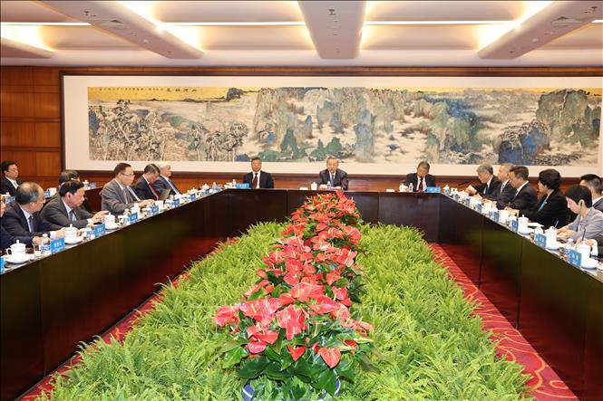 Party General Secretary and President To Lam works with officials the Central Party School of the Communist Party of China in Beijing on August 20. VNA Photo: Trí Dũng