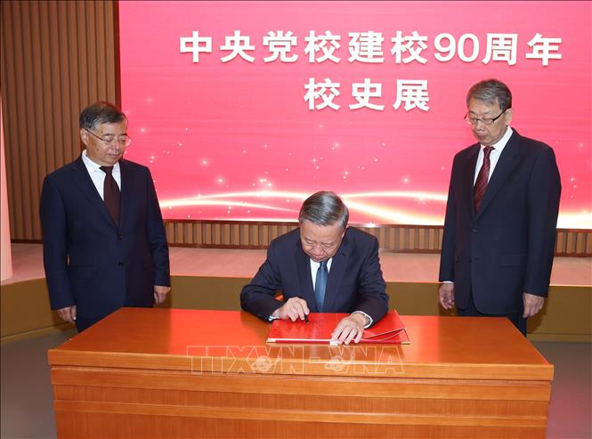 Party General Secretary and President To Lam writes in an autograph book at the Central Party School of the Communist Party of China in Beijing on August 20. VNA Photo: Trí Dũng