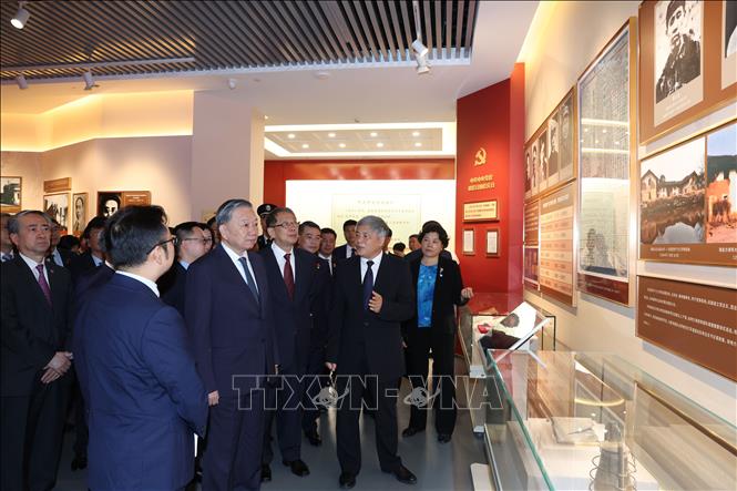 Party General Secretary and President To Lam visits the Central Party School of the Communist Party of China in Beijing on August 20. VNA Photo: Trí Dũng