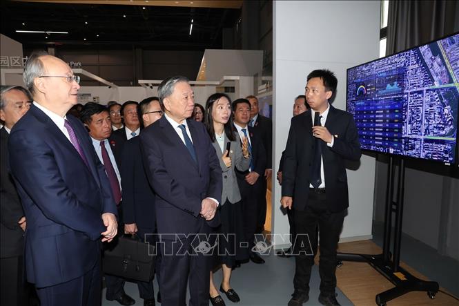 Party General Secretary and President To Lam visits Megvii Technology in Beijing on August 20. VNA Photo: Trí Dũng