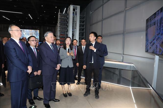 Party General Secretary and President To Lam visits Megvii Technology in Beijing on August 20. VNA Photo: Trí Dũng