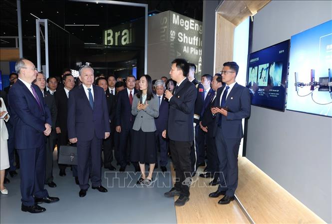 Party General Secretary and President To Lam visits Megvii Technology in Beijing on August 20. VNA Photo: Trí Dũng