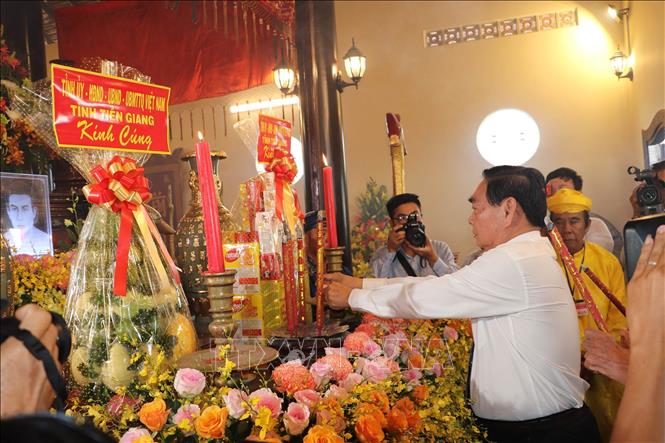 Ông Lê Hồng Anh, nguyên Ủy viên Bộ Chính trị, nguyên Thường trực Ban Bí thư thắp hương tại Đền thờ Anh hùng dân tộc Trương Định tại xã Gia Thuận (huyện Gò Công Đông). Ảnh: Minh Trí - TTXVN