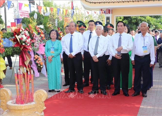 Đoàn đại biểu viếng Đền thờ Anh hùng dân tộc Trương Định tại xã Gia Thuận (huyện Gò Công Đông). Ảnh: Minh Trí - TTXVN