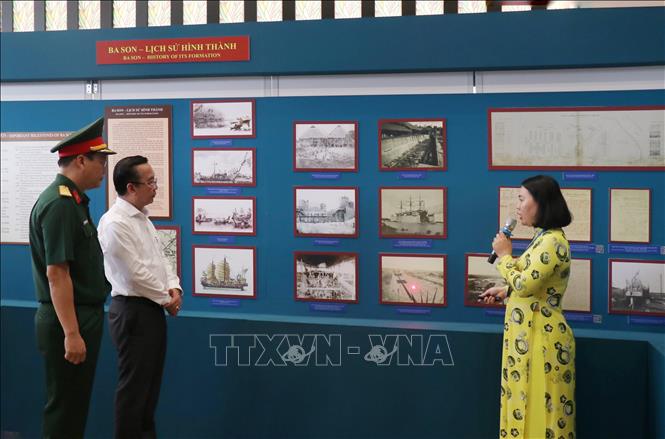 Các đại biểu tham quan triển lãm “Ba Son – Dòng thời gian”. Ảnh: Thu Hương - TTXVN