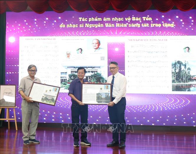 Ông Phạm Thành Nam, Giám đốc Bảo tàng Tôn Đức Thắng tiếp nhận tác phẩm âm nhạc về Bác Tôn do nhạc sỹ Nguyễn Văn Hiên sáng tác. Ảnh: Thu Hương - TTXVN