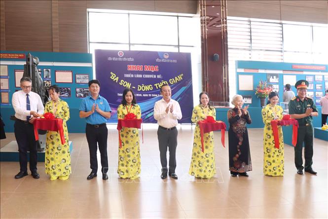 Các đại biểu thực hiện nghi thức cắt băng khai mạc triển lãm chuyên đề “Ba Son – Dòng thời gian”. Ảnh: Thu Hương - TTXVN