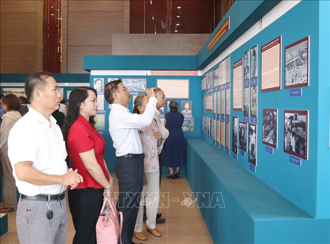 Các đại biểu tham quan triển lãm chuyên đề “Ba Son – Dòng thời gian”. Ảnh: Thu Hương - TTXVN