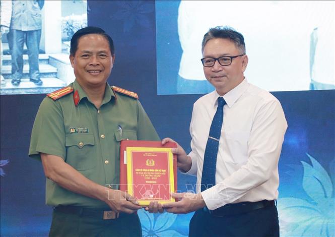Ông Phạm Thành Nam, Giám đốc Bảo tàng Tôn Đức Thắng tiếp nhận tài liệu trao tặng từ Bộ Tư lệnh cảnh vệ. Ảnh: Thu Hương - TTXVN