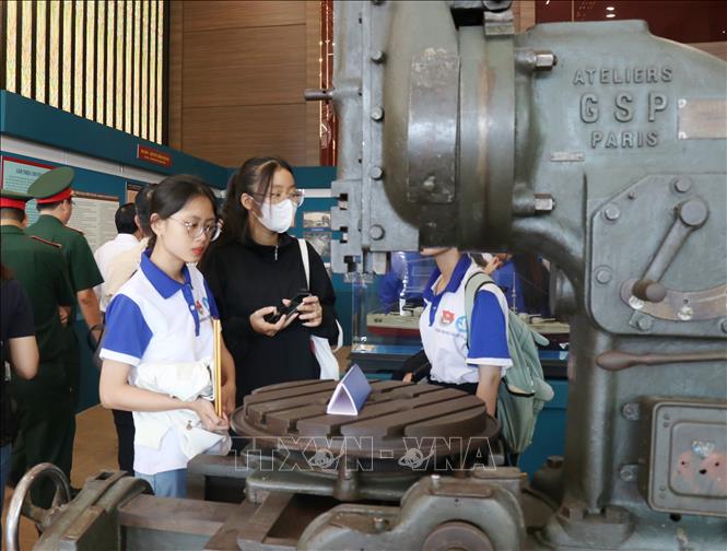 Triển lãm chuyên đề “Ba Son – Dòng thời gian” thu hút học sinh, sinh viên tới tham quan, tìm hiểu. Ảnh: Thu Hương - TTXVN