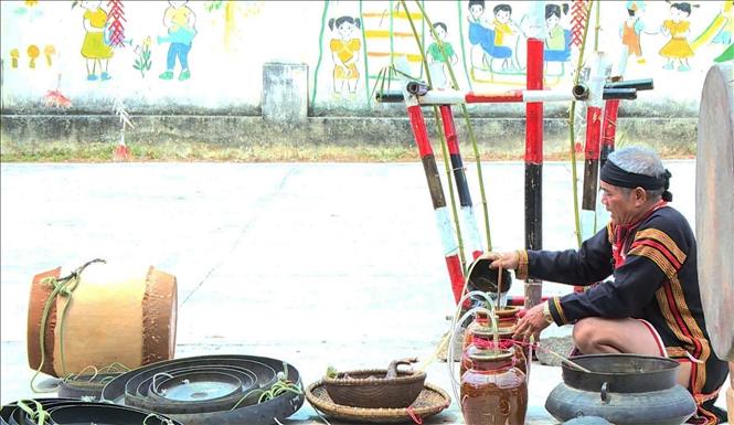 Gà làng Kpă Hoăt, chủ tế tiến hành lễ cúng bộ chiêng mới. Ảnh: Hồng Điệp - TTXVN