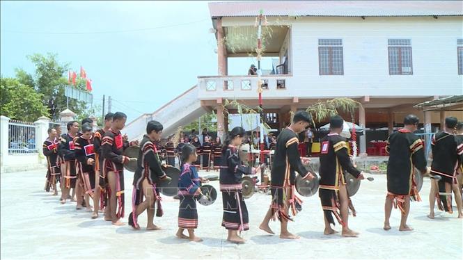 Các thành viên CLB Cồng chiêng buôn Ama Djơng, phường Đoàn Kết, thị xã Ayun Pa (Gia Lai) làm lễ cúng chiêng mới. Ảnh: Hồng Điệp - TTXVN