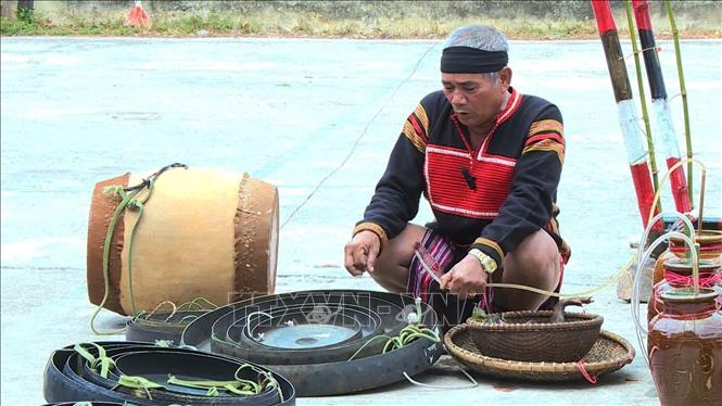 Già làng Kpă Hoăt, chủ tế tiến hành lễ cúng bộ chiêng mới. Ảnh: Hồng Điệp - TTXVN