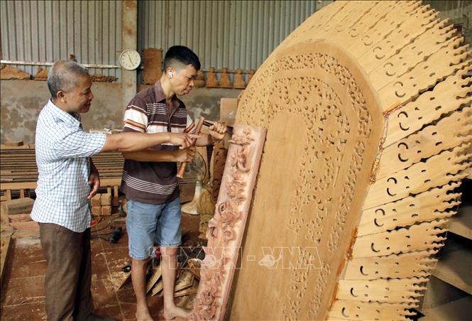 Xã Xuân Cẩm có nhiều hộ sản xuất đồ mộc dân dụng và thủ công mỹ nghệ, cơ khí, may mặc... tạo việc làm cho hàng trăm lao động, thu nhập từ 8-12 triệu đồng/lao động/tháng. Ảnh: Đồng Thúy-TTXVN